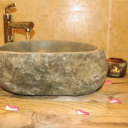 Lauralie Bed & Breakfast 4*